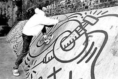 Keith Haring, pintando un mural en el contrafuerte de un edificio destinado al derribo en el barrio chino de Barcelona en 1989. "Algunas de las mejores fotografías de esta pintura son las del lenguaje corporal y las posturas [que hicieron falta para ejecutarla]", escribe Keith Haring en su libro de memorias 'Diarios'.