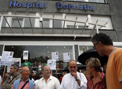 Representantes institucionales que han acudido hoy a la concentración diaria que el colectivo de apoyo a los presos de ETA Herrira celebra en el exterior de Hospital Donostia, donde se encuentra ingresado el recluso de la banda Iosu Uribetxebarria