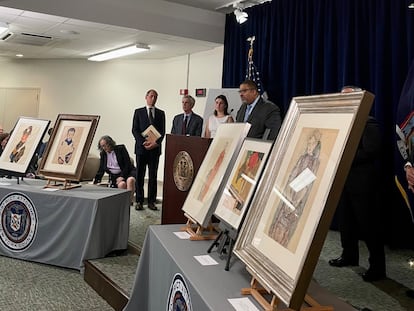 El fiscal de Manhattan, Alvin Bragg, anuncia la devolución de los dibujos de Egon Schiele a sus herederos legítimos, el 20 de septiembre en Nueva York.
