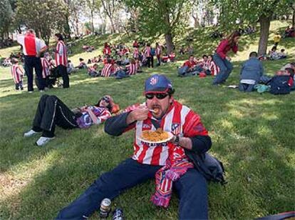 Los aficionados rojiblancos disfrutaron de una gran paella en la Pradera de San Isidro mientras los veteranos del club comían en el Vicente Calderón un menú elaborado por dos ilustres atléticos: los cocineros Lucio y Esteban.