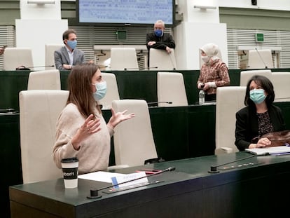 Rita Maestre y otros concejales de Más Madrid en el pleno municipal del 27 de octubre