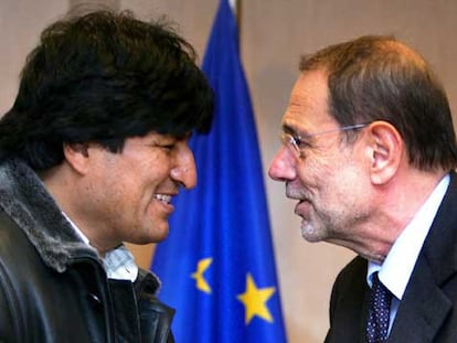 Evo Morales conversa con el Alto Representante para la Política Exterior de la UE, Javier Solana, ayer en Bruselas.