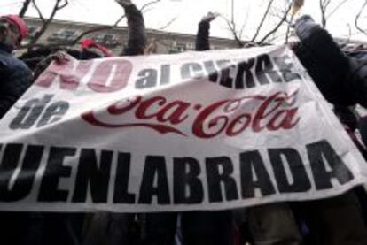 Trabajadores de Coca Cola durante una concentraci&oacute;n ante la sede del PP de Madrid para exigir a la empresa que d&eacute; marcha atr&aacute;s en sus planes para cerrar su planta de Fuenlabrada. 