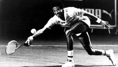 Arthur Ashe, durante un partido en 1976.