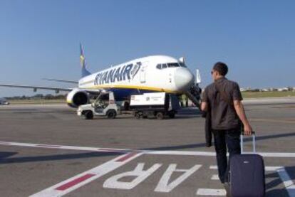 Ryanair dejará en otoño el aeropuerto de Reus. Además, amenaza con retirar la mitad de sus vuelos del de Girona (en la imagen).
