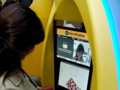Una dona, en un caixer de CaixaBank.