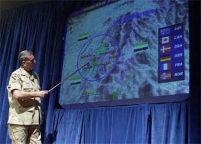 El General Tommy Franks señala en un mapa de Afganistán los puntos donde se están llevando a cabo los ataques