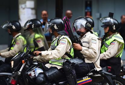 Fuerzas de seguridad en moto con pistolas de gases lacrimógenos, en las proximidades del palacio presidencial.