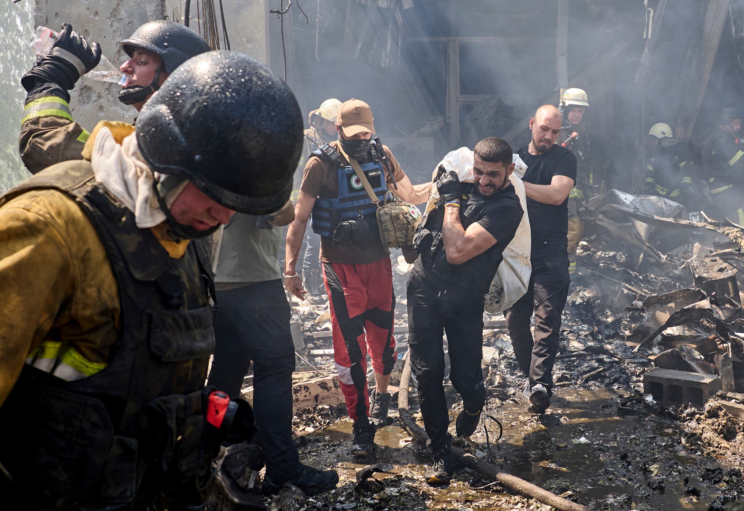 Miembros de los servicios de emergencia retiran el cadáver de una de las víctimas de un bombardeo ruso en Járkov, el 23 de mayo.