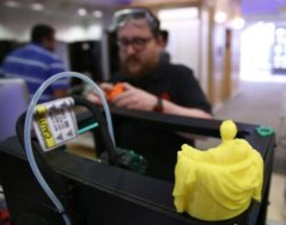 Un operario trabajando con una impresora 3D en unas instalaciones de General Electric. 