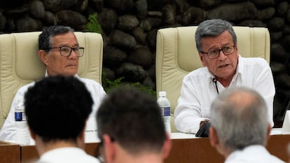 Pablo Beltrán (derecha) habla durante el cierre de la Tercera Ronda de Negociaciones de Paz entre el Gobierno de Colombia y el Ejército de Liberación Nacional (ELN) en El Laguito en La Habana.