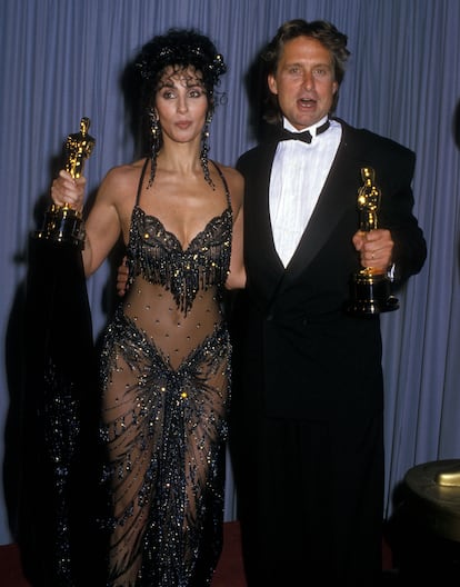 Cher y Michael Douglas en los Oscar en 1988.