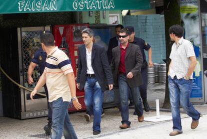 El juez Grande-Marlaska (con camisa blanca y americana) sale del restaurante El Faisán, precintado por orden suya, en 2006.