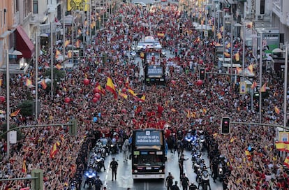 El autobús de La Roja avanza por la Gran Vía.