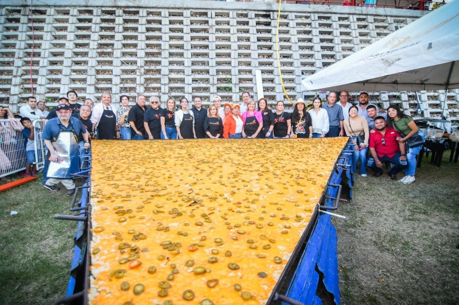 Una imagen del nacho más grande del mundo, creado en el municipio de Piedras Negras, Coahuila.
