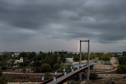 Un rayo cae ante la pasarela sobre el rio Sérpis en la ciudad de Gandia (Valencia).