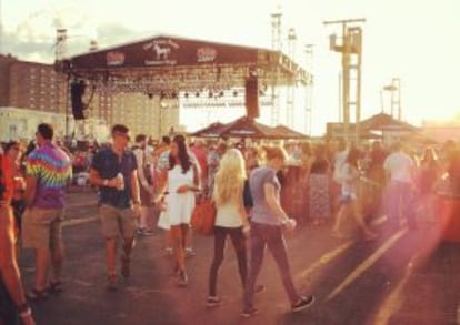 Escenario de verano en la trasera de The Stone Pony, en Nueva Jersey.