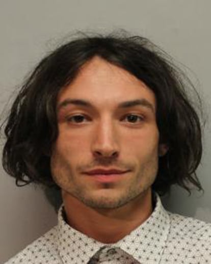 Ezra Miller, el actor protagonista de 'Animales Fantásticos', fue detenido en marzo de 2022, en Hawái (EE UU), acusado de alterar el desorden público y acoso tras un incidente en un bar. Según relataron fuentes policiales, el intérprete, bajo los efectos del alcohol, arrebató el micrófono a una mujer de 23 años que cantaba en el karaoke y más tarde se abalanzó sobre un hombre de 32 años que jugaba a los dardos. Aunque esta no fue la única vez que el actor estuvo a disposición de la policía. Dos meses después de su detención, en agosto, el actor volvió a pasar por comisaria después de robar alcohol en una vivienda desocupada. 