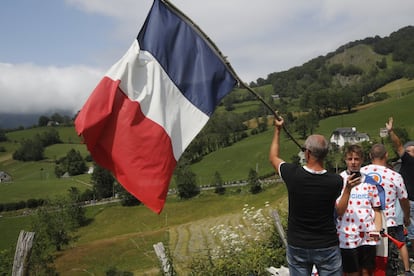 Un espectador con una bandera nacional francesa durante la decimocuarta etapa. 