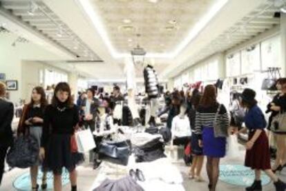 Interior de la nueva tienda de Stradivarius en Osaka (Jap&oacute;n).