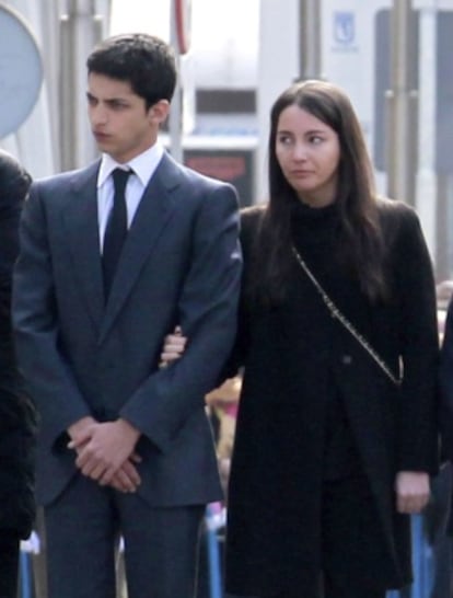 Alejandra Romero y su hermano, Fernando, en el entierro por su abuelo Adolfo Suárez.