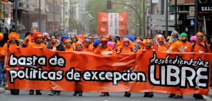 La cabeza de la 'marcha naranja' recorre este domingo las calles de Vitoria.