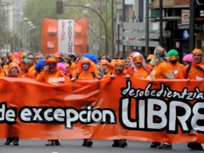 La cabeza de la 'marcha naranja' recorre este domingo las calles de Vitoria.