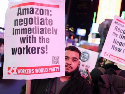 Protesta de trabajadores del almacén de Amazon en Staten Island, el 22 de diciembre en Nueva York.