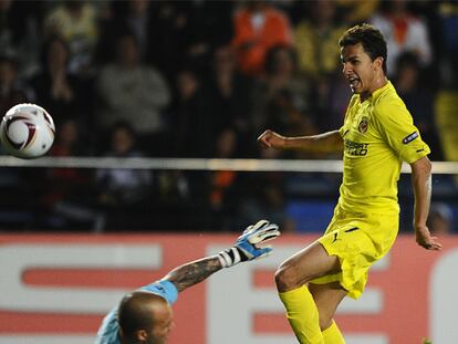Nilmar supera a Mihaylov en uno de sus dos goles.