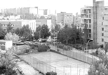 Policías antidisturbios, ante el colegio mayor San Juan Evangelista, en Madrid, en una imagen de mediados de los setenta. 