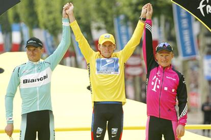 En la imagen, Armstrong en el podio tras ganar su quinto Tour de Francia consecutivo, junto al segundo y tercer clasificados, Jan Ullrich y Alexander Vinokourov, respectivamente. Esta hazaña sólo la había conseguido hasta entonces el español Miguel Indurain. (27/07/2003)