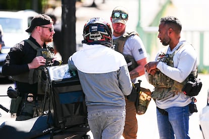 Department of Homeland Security officials question a delivery driver in Scott Circle, after U.S. President Donald Trump deployed the National Guard and ordered an increased presence of federal law enforcement to assist in crime prevention, in Washington, D.C., U.S., August 23, 2025. REUTERS/Aaron Schwartz