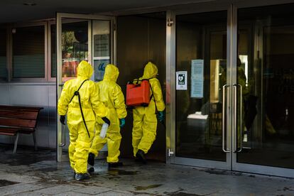 Efectivos de la UME desinfectan este miércoles una residencia en Cerdanyola del Vallès (Barcelona).