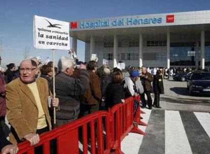 Unos vecinos de Coslada increpan a las autoridades regionales durante la inauguración del hospital del Henares.