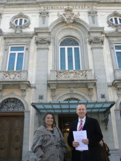 El alcalde de Amoeiro , acompañado de la Laura Seara en el Tribunal Supremo