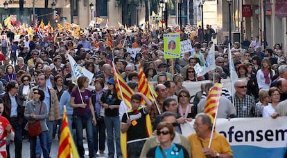 Miles de jóvenes participaron ayer en la marcha nacionalista convocada en Valencia con ocasión de la jornada del 25 d&#39;Abril.