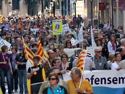 Miles de jóvenes participaron ayer en la marcha nacionalista convocada en Valencia con ocasión de la jornada del 25 d'Abril.