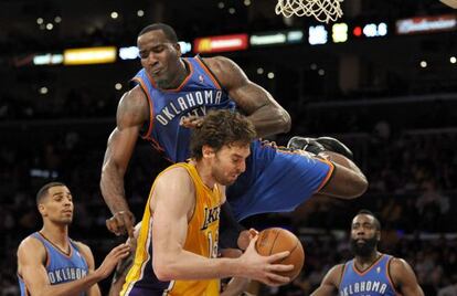 Kendrick Perkins, de Ocklahoma, comete falta sobre Gasol.