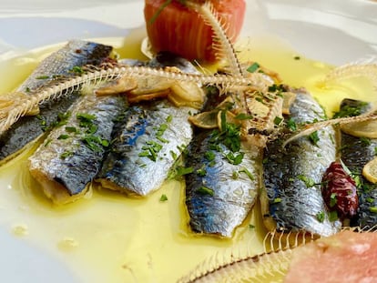 Sardinas al ajillo con torreznos de sus espinas. J.C. CAPEL