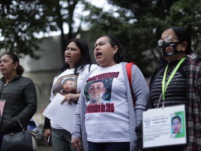 Colectivos de búsqueda protestan por el censo de desaparecidos frente a la Secretaría de Gobernación, en Ciudad de México, el 11 de enero.