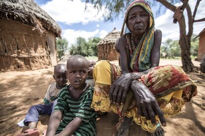 Varios de los hijos de Goalgallu Boru Ali se han visto obligados a abandonar su hogar y hacer largos viajes para encontrar trabajo. En la foto la vemos con tres de sus nietos, que ya no van a la escuela. La familia depende de la ayuda de sus vecinos. “Estamos perdidos sin nuestro ganado. ¿Qué vamos a hacer? ¿Cómo sobrevivirá mi familia?”, nos dice Goalgallu.
