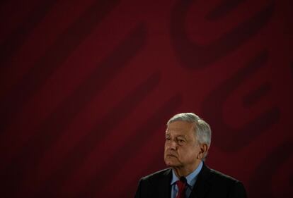 El presidente mexicano, Andrés López Obrador, se dirige a la prensa en el Palacio Nacional de la Ciudad de México (México), el 26 de marzo de 2019. El mandatario reabrió las heridas de 500 años de la conquista española tras exigir a España y al Vaticano disculpas por los "abusos" cometidos en el período colonial, defendiendo esta como la única forma posible de lograr una reconciliación plena entre ambos países. El Gobierno español reaccionó a la divulgación del contenido de la misiva y en un comunicado afirmó que “lamenta profundamente” su publicación y que “rechaza con firmeza” el argumento de la misma.