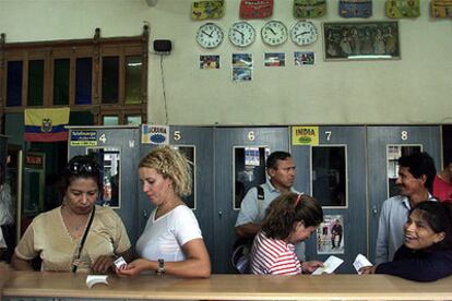 Compañías de telecomunicación y locutorios se disputan uno de los mayores capítulos de gasto de los emigrantes.