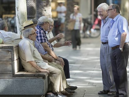 Un grupo de jubilados dialoga en la Plaza Nueva, en Sevilla.