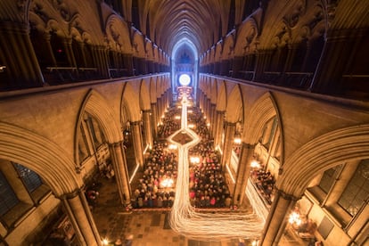 El interior de la Catedral de Salisbury (Reino Unido) es iluminado por un camino de velas que sostienen los coristas durante la procesión anual de Adviento, "De la oscuridad a la luz", y un globo de 4 metros realizado por el artista Richard, el 1 de diciembre de 2018. El acto, que comienza con la catedral medieval en total oscuridad y silencio antes de que se encienda la Vela de Adviento en el ala oeste, es uno de los servicios más populares del año litúrgico.