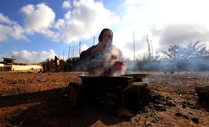 Una mujer siria prepara comida en los alrededores del Centro Temporal de Inmigrantes de Melilla.
