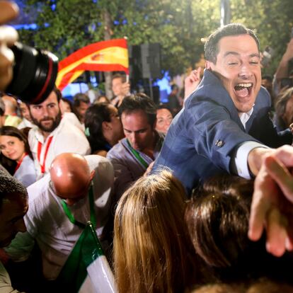 El candidato del PP a la reelección de la Junta de Andalucía, Juanma Moreno, a las puertas de la sede del partido en Sevilla agradece a toda la gente que le espera tras lograr el mejor resultado de la historia del PP en Andalucía en votos y escaños, hoy domingo 19 de junio.