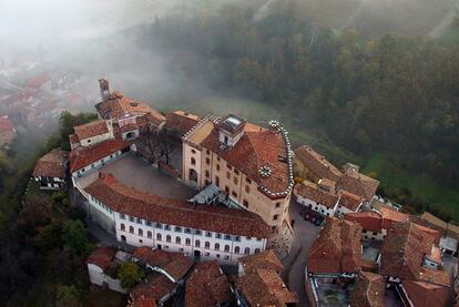 Vista aérea del pueblo de Barolo, en el norte de Italia.
