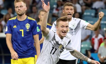 Marco Reus celebra el gol del empate contra Suecia