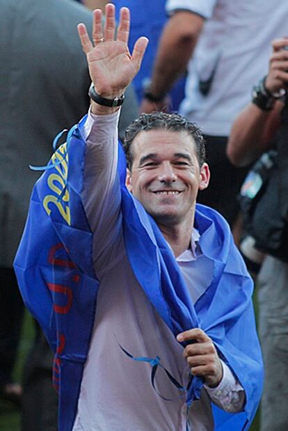 Luis García saluda a la afición del Levante en el Ciutat de València